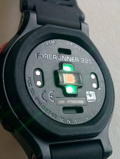 Garmin Forerunner 225: optischer Herzfrequenzsensor und Ladekontakte